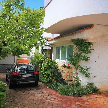 Apartment Bilic With Garden & Swimming Pool - 50m From The Pjescana Uvala